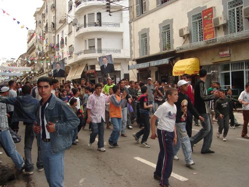 Défilé dans les rues de Constantine