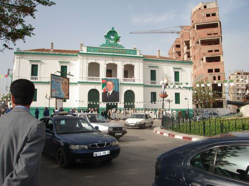 Le président Bouteflika devant la gendarmerie